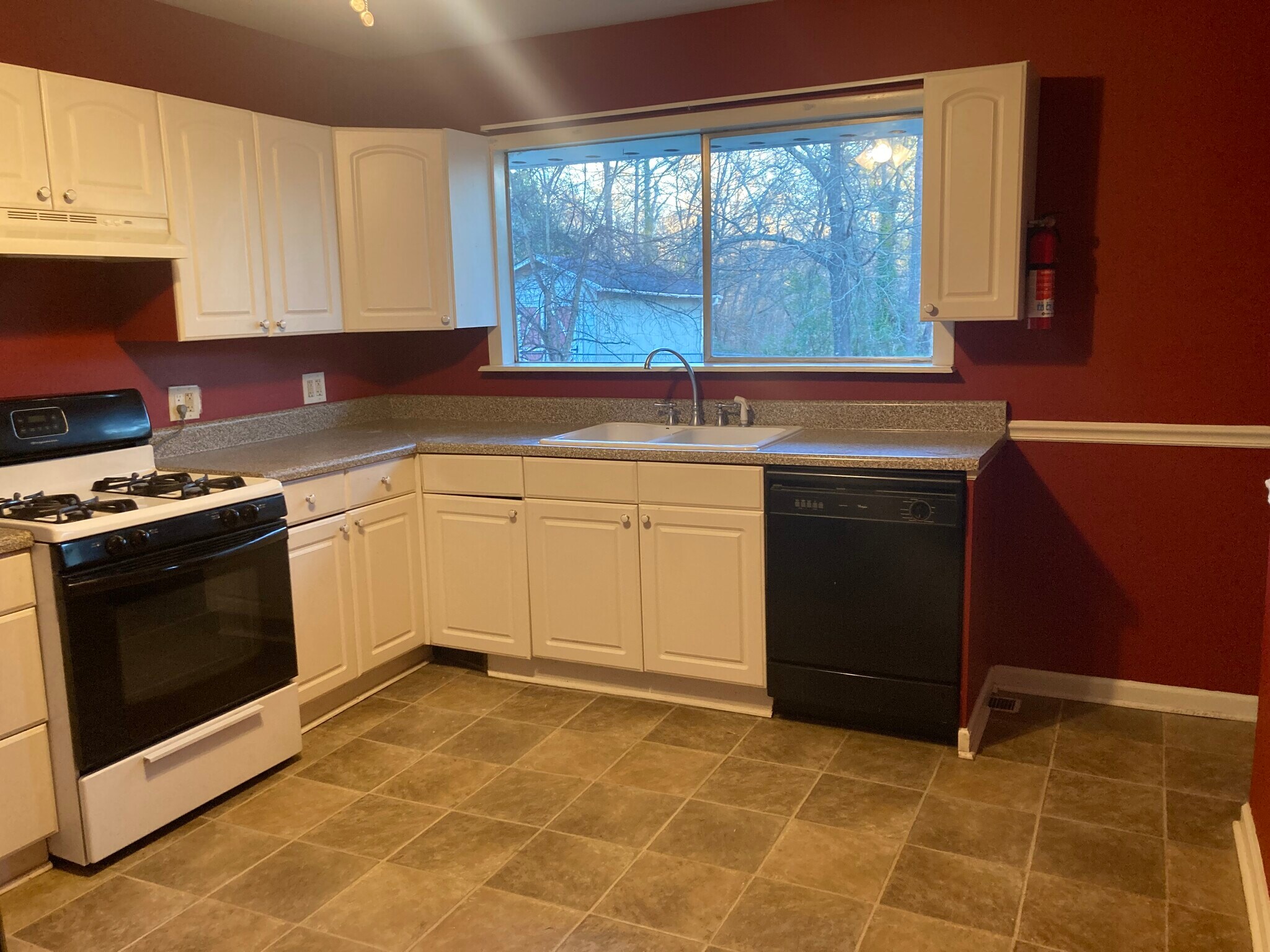 Kitchen - 629 Forest Lake Dr N