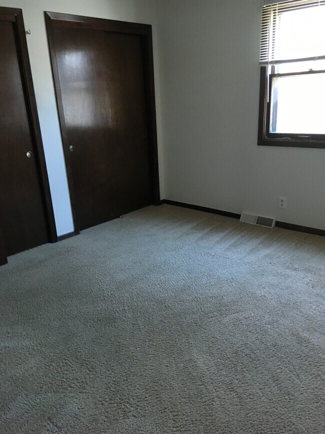 Building Photo - Large Ranch House