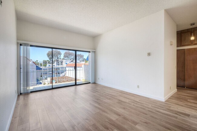Building Photo - La Jolla Pines- Top Level 2 Bed/2 Ba Available Now!!