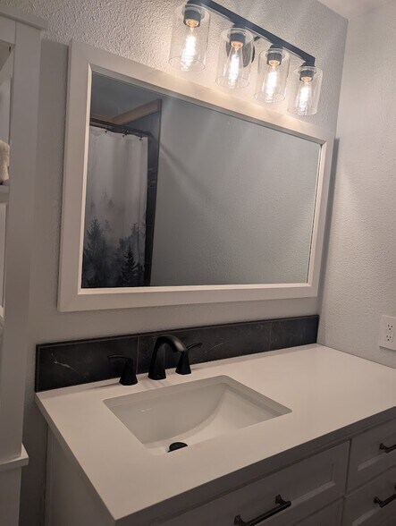 Building Photo - 1102 Yew St