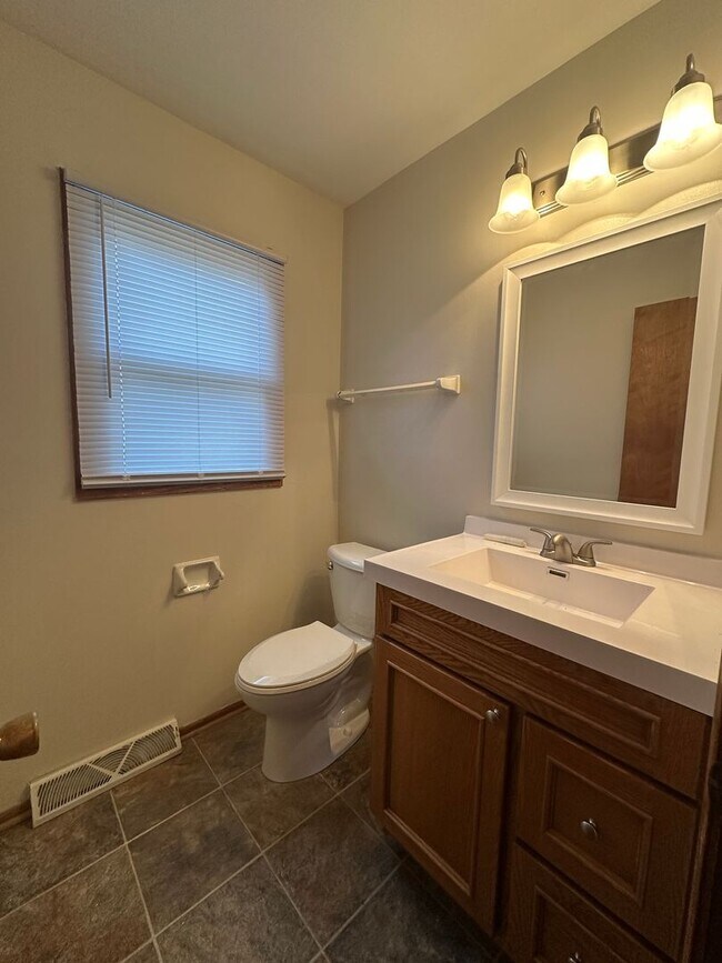 Building Photo - Spacious Townhouse in Greenfield!