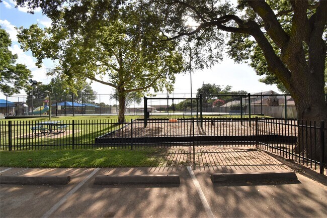 Building Photo - 18007 Forest Cedars Dr