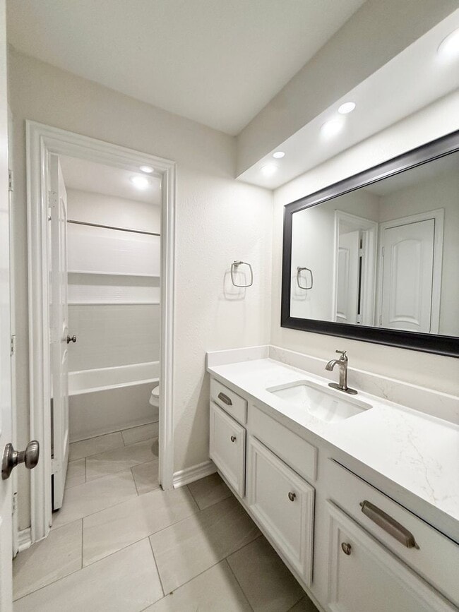 Building Photo - Elegant Recently Updated 3/2/2 Home in Ang...