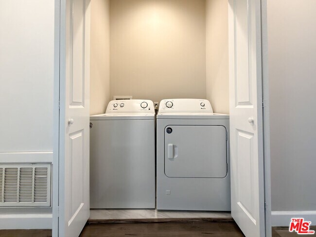 Building Photo - 5651 Willowcrest Ave