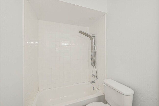 Building Photo - 1110 W Tri Oaks Ln