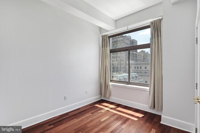 Building Photo - 1500 Chestnut St