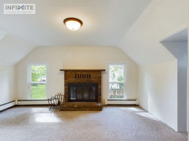 Building Photo - 3 bedroom - Water, Sewer, Gas and Electric...