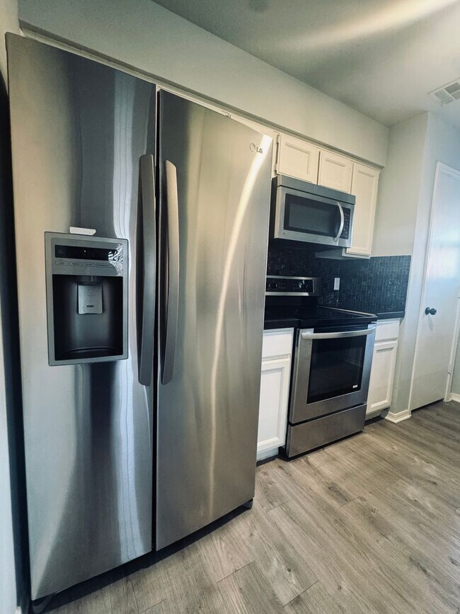 Building Photo - Beautifully Updated 2BR/2BA Condo in Gated Community – Modern Finishes & Pool Access