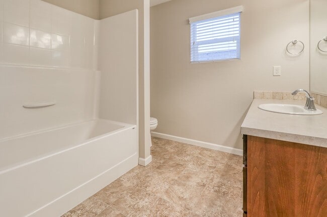 Building Photo - Spacious 4br/2.5ba house with garage in well maintained neighborhood