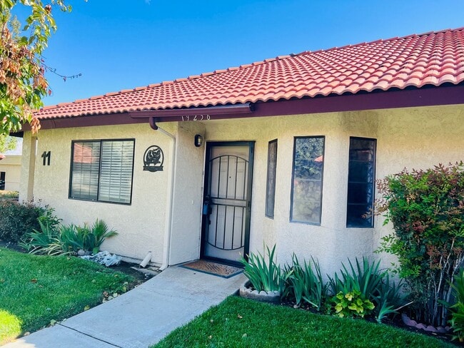 Building Photo - Inviting Gated Community Townhome—Jess Ranch 55+