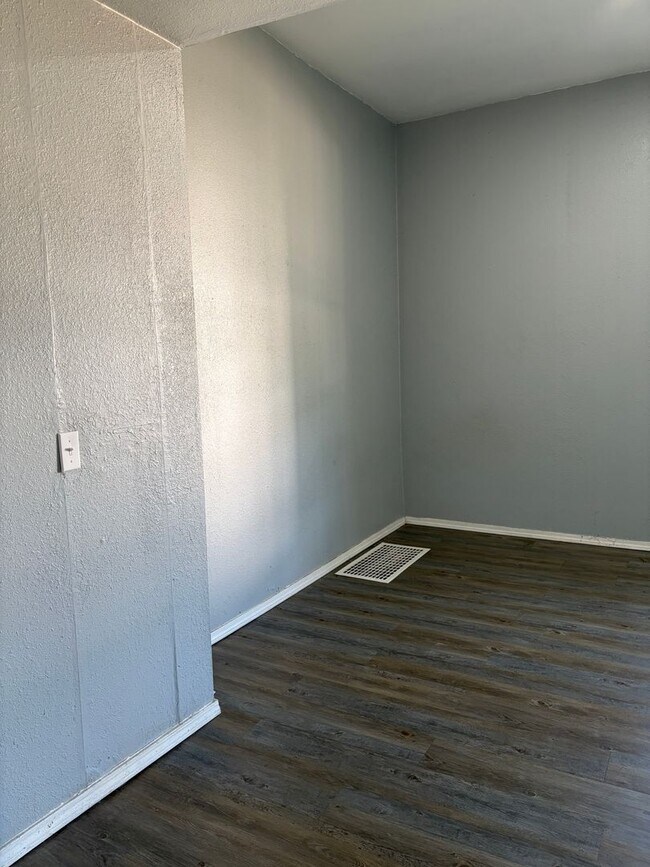 Building Photo - 724 W Elm St
