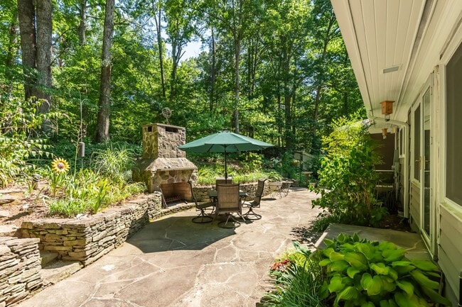 Building Photo - Prestine mid-century modern ranch minutes from Southpoint!- Application Pending