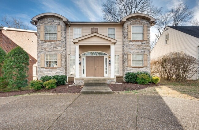 Building Photo - Awesome 2BE/2.5BA duplex Incredible location near Vanderbilt University!