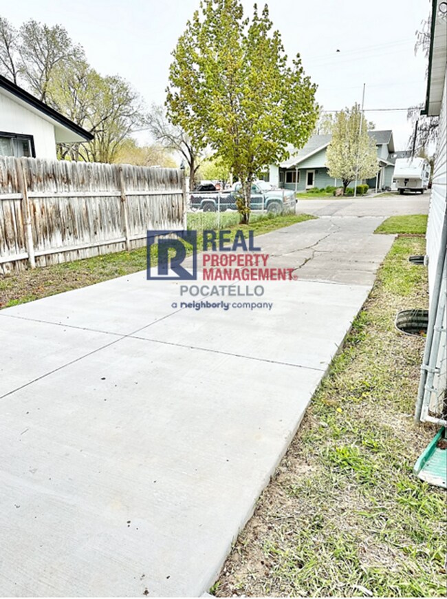 Building Photo - MOVE IN SPECIAL - 4 Bed 2 Bath House - PET...