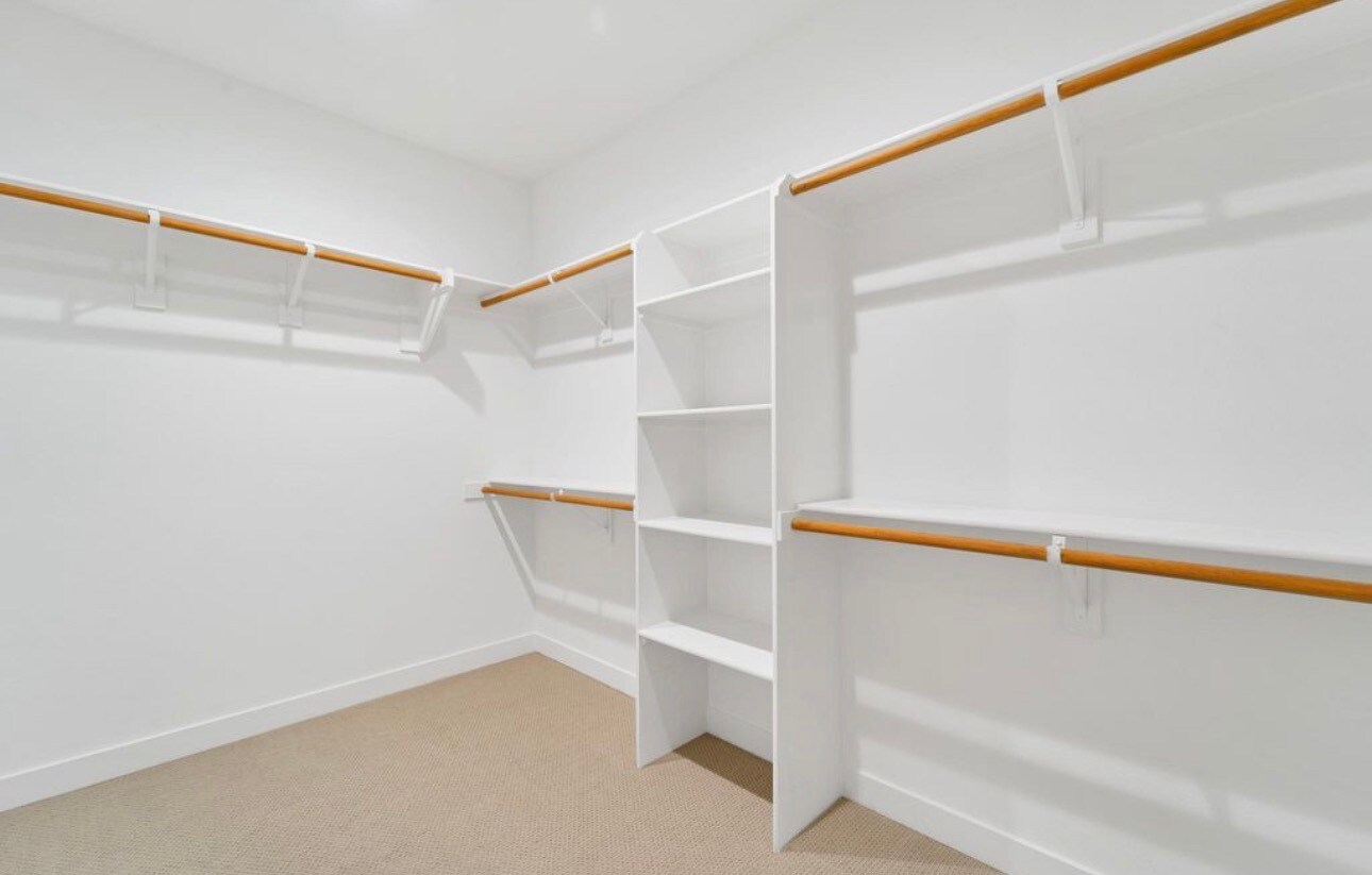 Building Photo - 440 Chorus