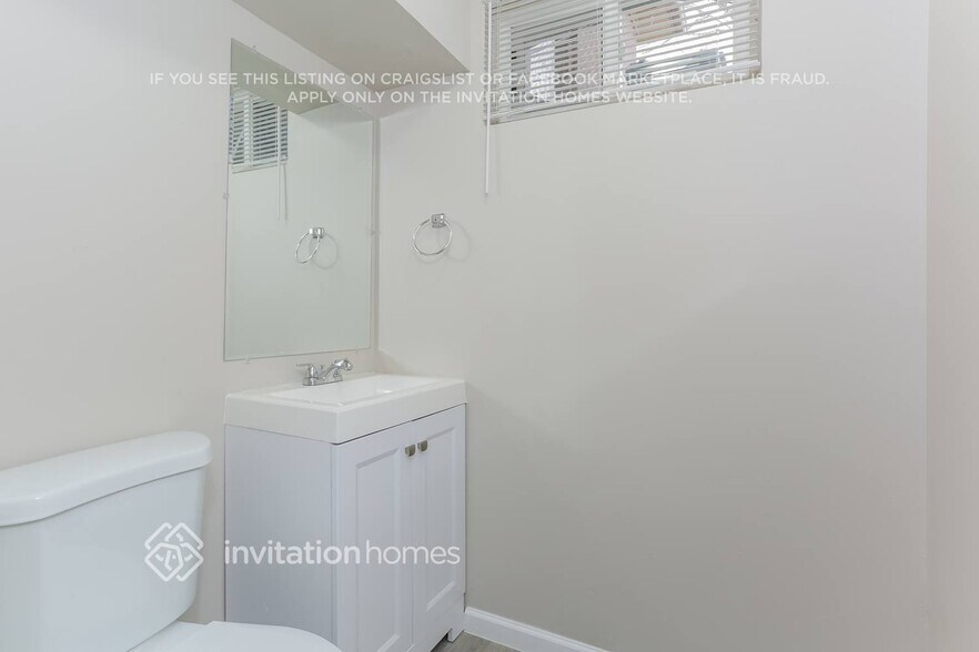 Building Photo - 1061 E 105th Pl