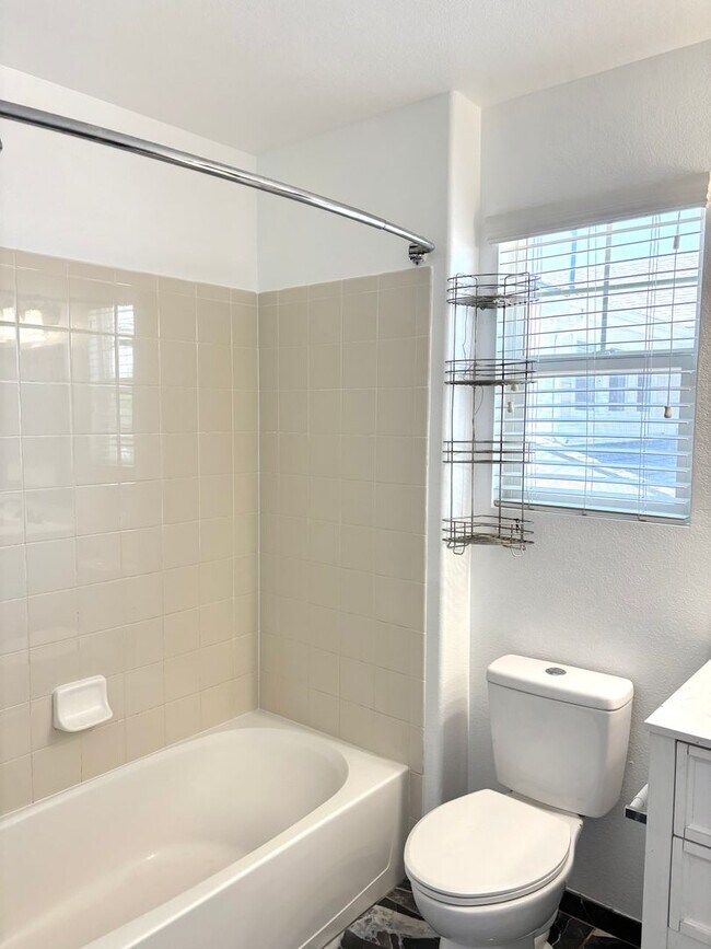 Building Photo - Beautiful 3bd, 3 bath single family home bedroom for rent in Aurora 80016