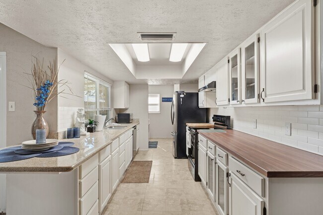 Building Photo - 2205 Hilton Head Dr