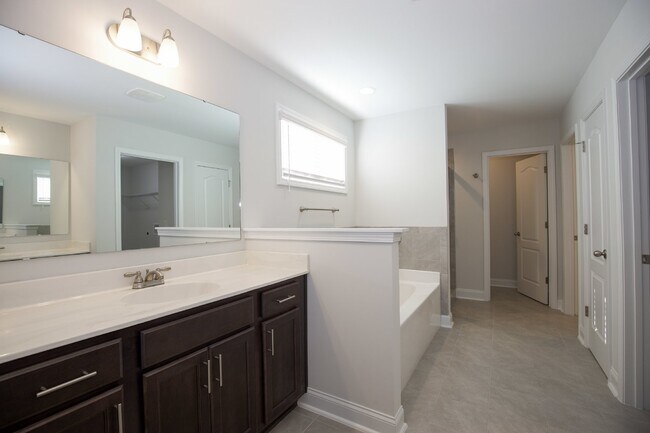 Building Photo - Charming 4 Bedroom Rental Home with Spacio...