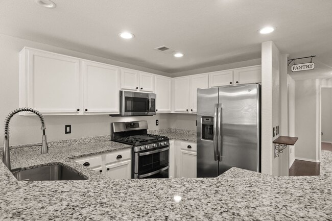 Building Photo - Upscale Condo | 3 Bed / 2 Bath | Garage | ...