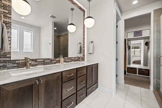 Building Photo - 3340 W Lassen Dr