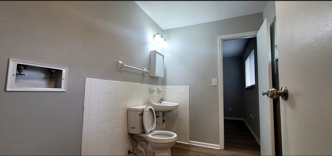 Building Photo - 3006-3008 Creekview Circle