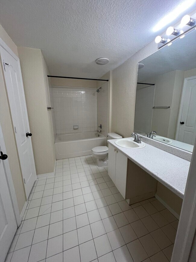 Building Photo - 607 Belmont Pl