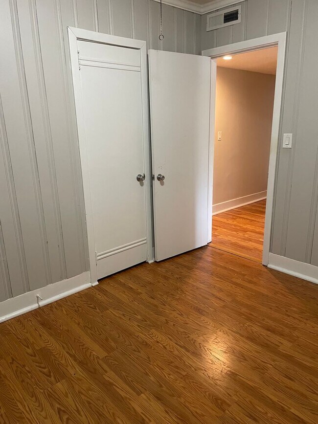 Building Photo - 3 Bedroom / 2 Bath Home Near Campus!