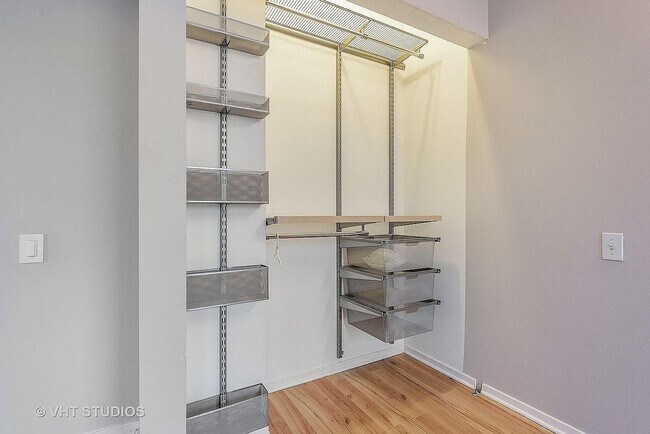 Building Photo - 600 N Kingsbury St