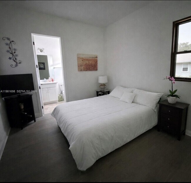 Building Photo - 5364 Siesta Key Ln