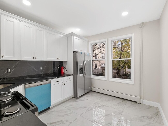 Building Photo - 3-Bedroom Gem with Modern Comfort in Bayonne – 1300 Sq. Ft. of Urban Living!"