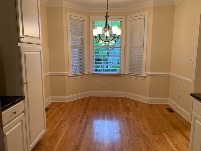 Building Photo - Large 3 Bed | 2.5 Bath Townhouse With Firs...