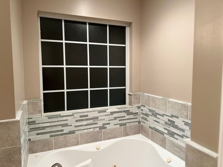 Building Photo - 112 Creekview Trl