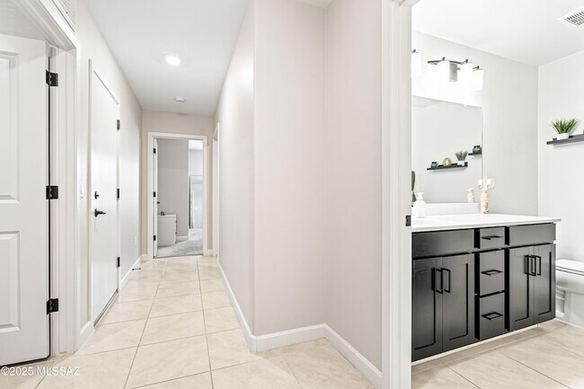 Building Photo - 890 W Calle Cajilla