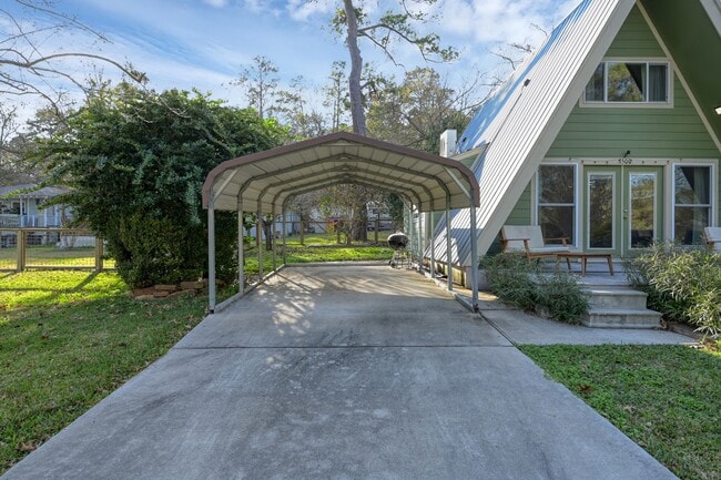 Building Photo - 1500 W Pine Lake Cir