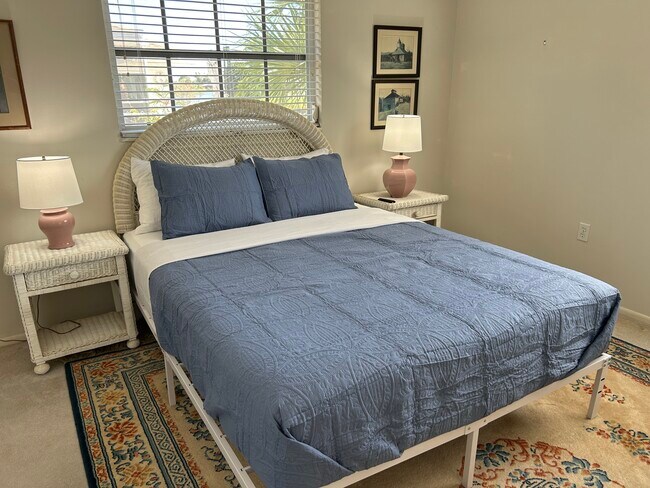 Building Photo - 1220 Lakeside Dr