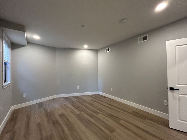 Building Photo - 2104 Reed St