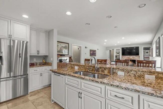 Building Photo - 3223 W Fleur De Lis Dr