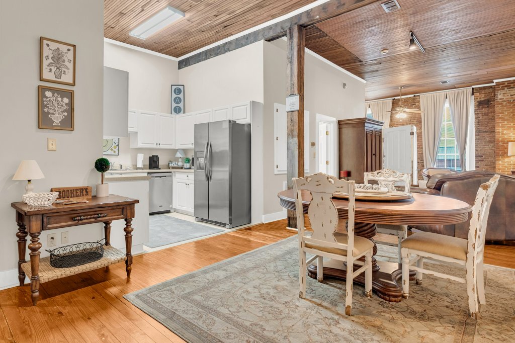 Building Photo - 515 College St