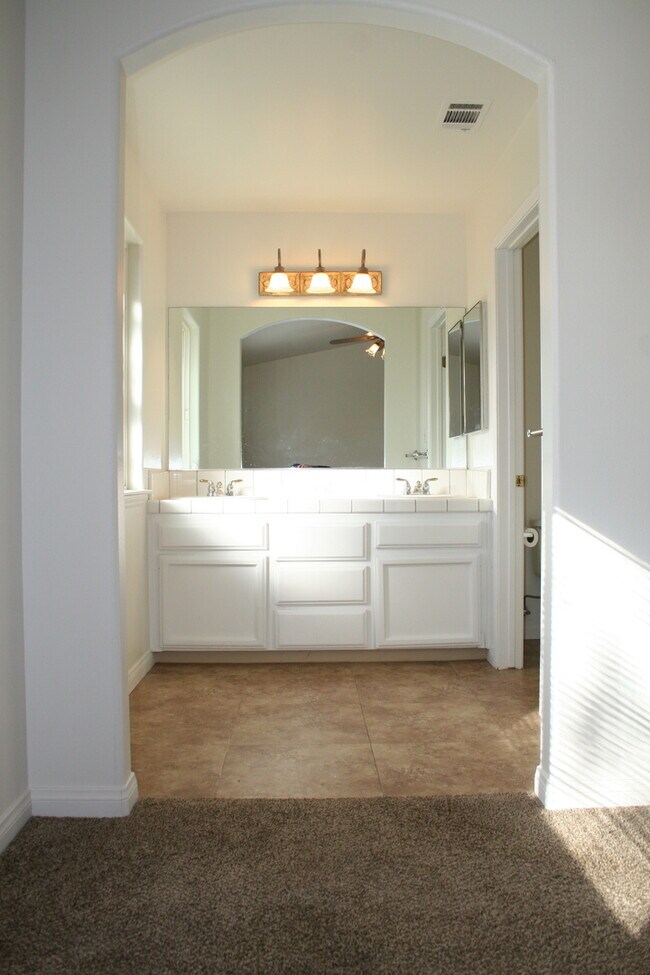 Building Photo - 703 Markham Way