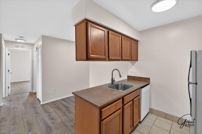 Building Photo - $1395 2 bedroom ground floor condo
