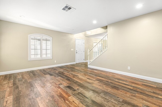 Building Photo - Spacious 3-Bedroom Townhome for Rent!