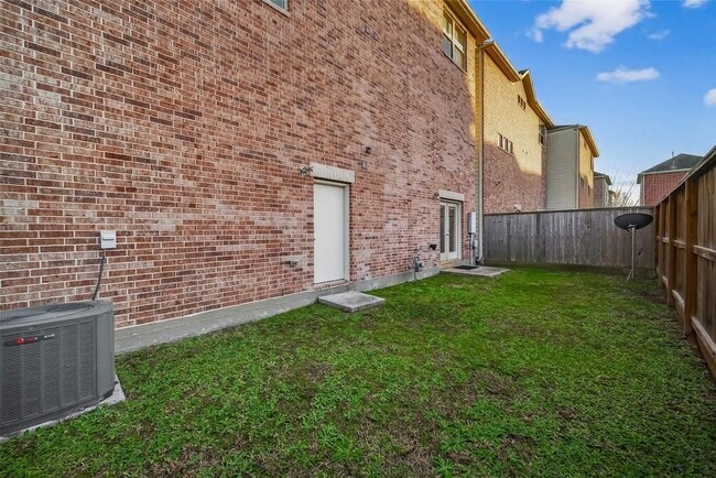 Building Photo - 11504 Main Pine Dr