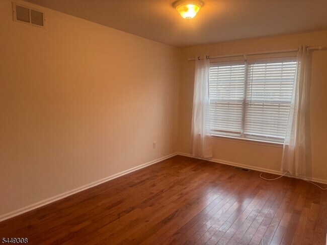 Building Photo - 32 Chesterfield Ct