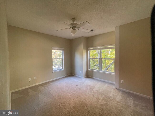 Building Photo - 1701 Lake Shore Crest Dr