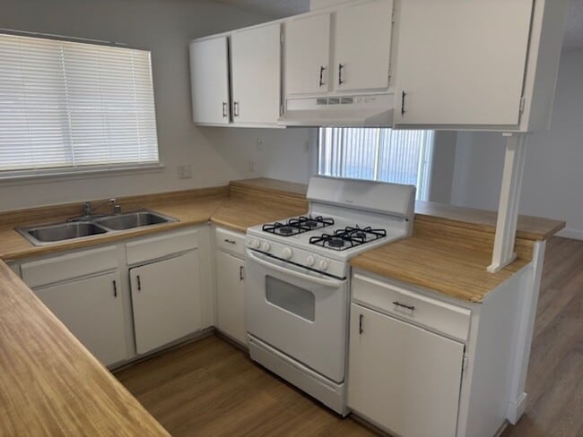 Building Photo - 3Bedroom ranch style home with large backyard
