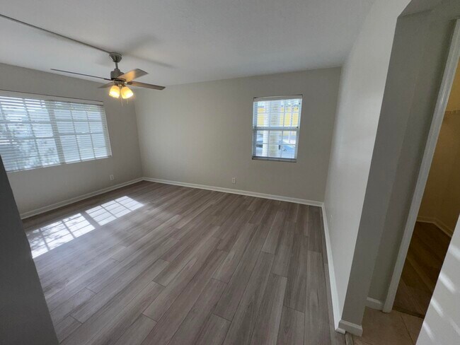 Building Photo - 102 N Lakeside Dr