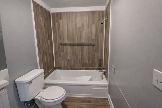 Building Photo - Renovated 1-Bedroom | Columbus KS | Pets Welcome | Available April 15