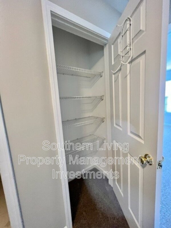 Building Photo - 8214 Drakeview Ct