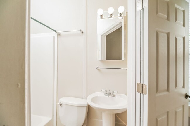 Building Photo - Charming Charleston Living ~ 3 bedroom / 2...